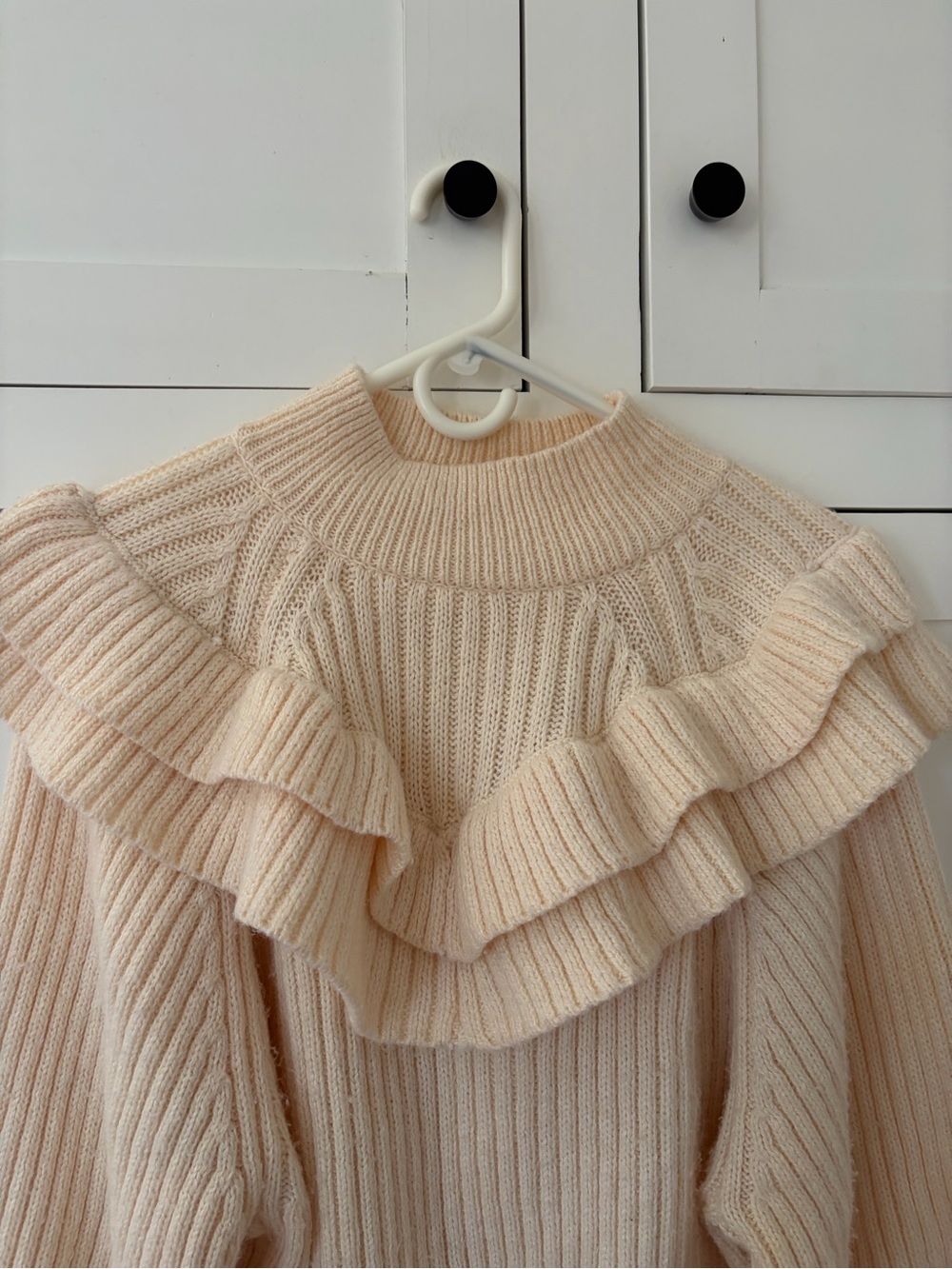 H&M Cream Ruffle Flounced Mock Neck Puff Sleeve Chunky Sweater Size Medium - Picture 3 of 8